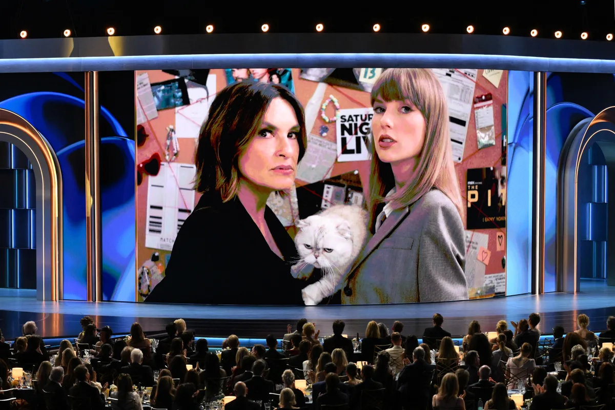 Taylor Swift Cameos In Pre-Taped ‘Law & Order’ Brainstorm Sketch With Emmys Host Mariska Hargitay; Appears At Chiefs Vs. Broncos Matchup Next To Tom Cruise