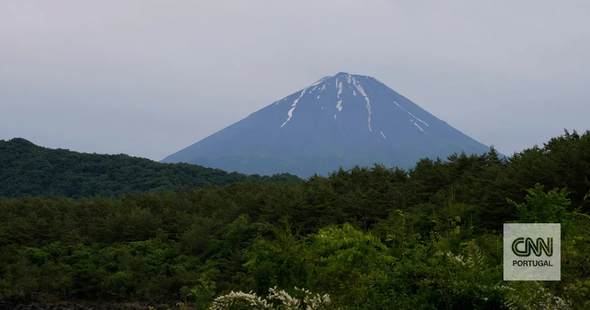 Pai deixa filho de 7 anos sozinho no Monte Fuji para continuar trilho
