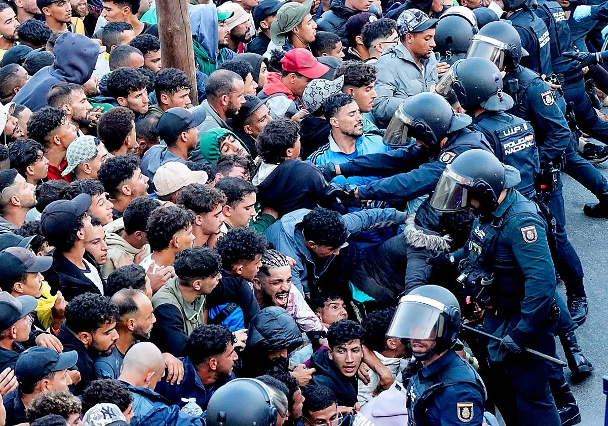 Mandos policiales vuelven a señalar al delegado del Gobierno en Ceuta por el caos en el traslado de inmigrantes al puerto