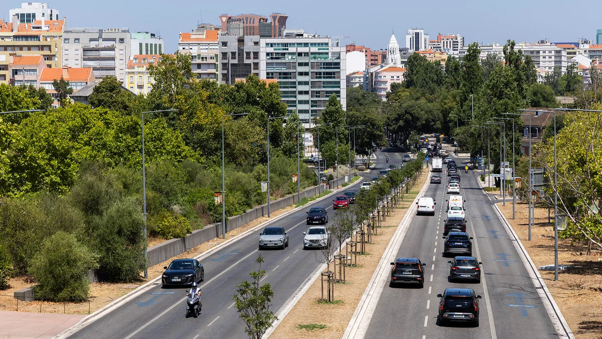 Venda de carros acelera 10,3% até agosto. Um em cada quatro são elétricos