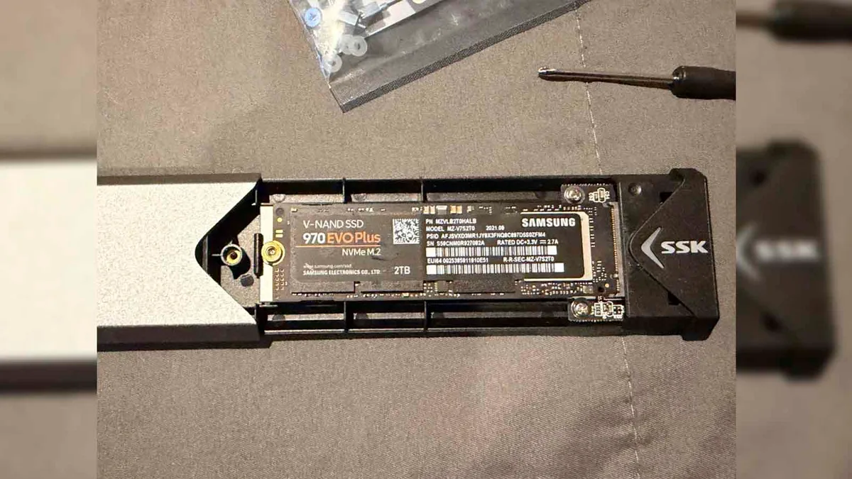Homem encontra SSD de 2 TB que estava guardado em gaveta da escrivaninha há anos e comemora: “É como encontrar dinheiro no bolso de uma jaqueta velha”
