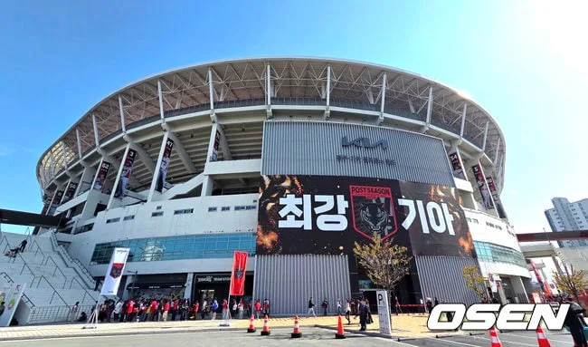10년 만에 만난 빅매치! KIA-LG, 준PO 1차전 1만8900명 만원관중…PS 39G 연속 매진 [준PO1]