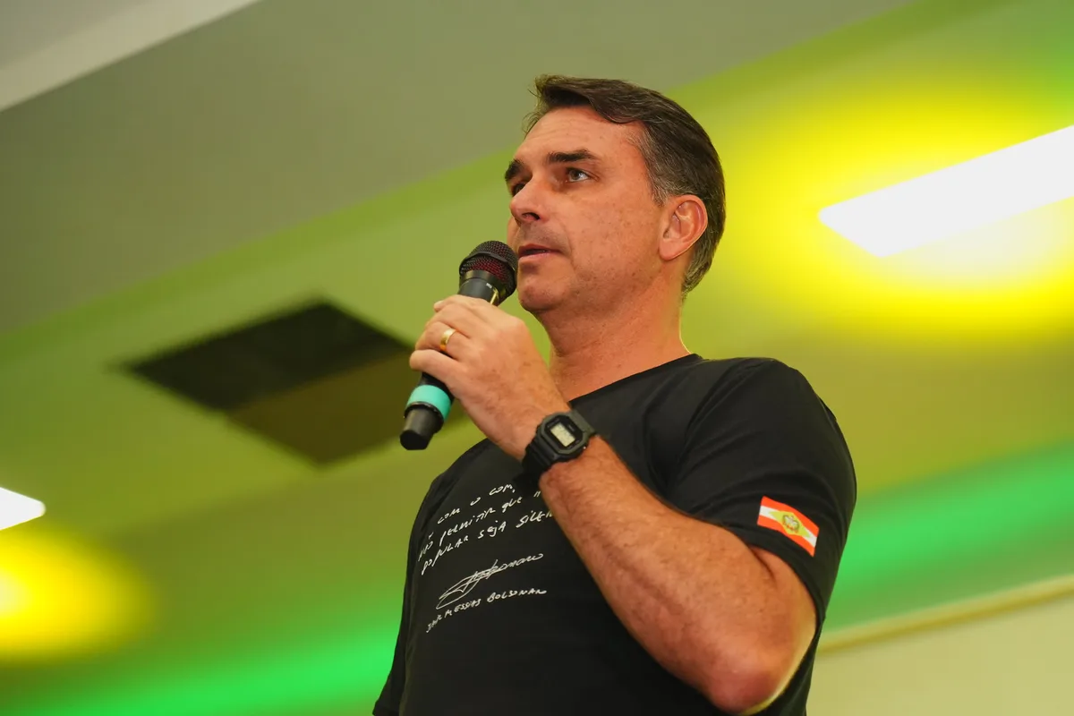 Sob pressão, Flávio apela à Justiça para atacar aliada de Lula