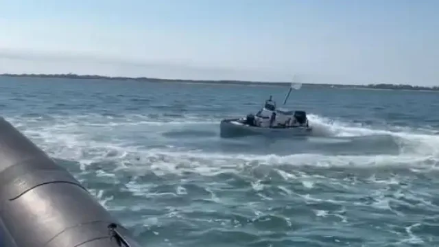 Barco "desgovernado" no rio Sado após tripulante cair "à água". Há vídeo
