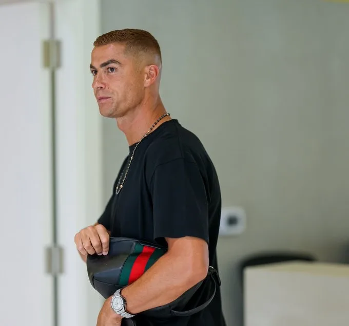 Em busca do gol 1000, Cristiano Ronaldo se reapresenta com novo visual; veja