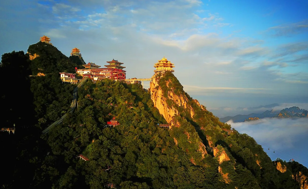 Era o emprego de sonho: viver no topo de uma montanha e filmar um mar de nuvens