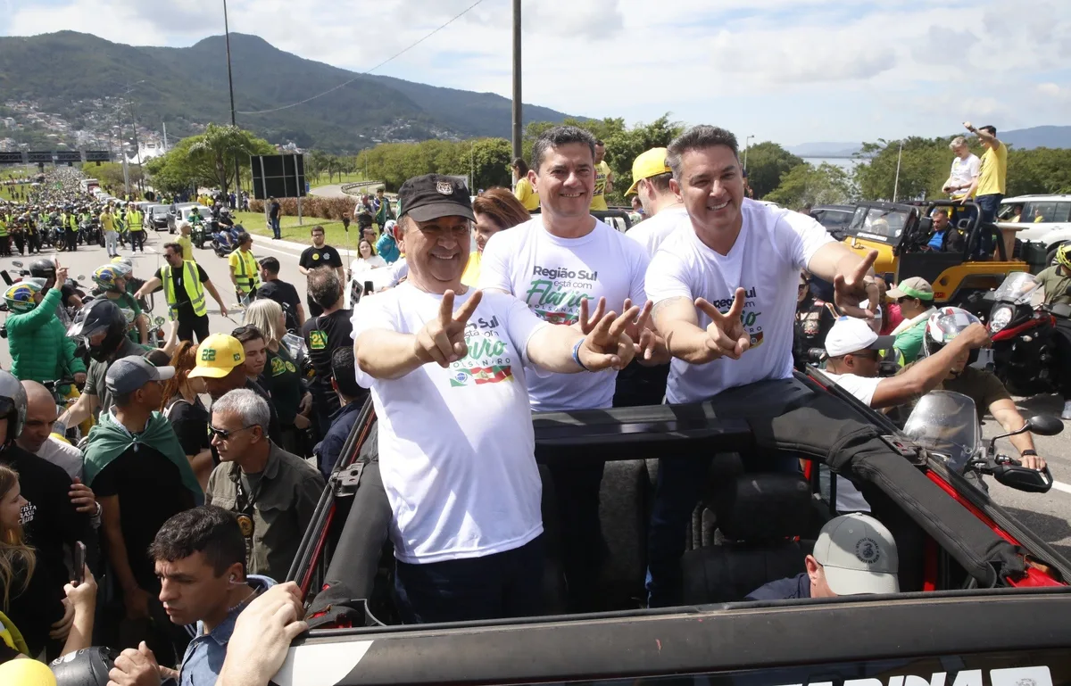 Governadores eleitos do Sul fazem motociata e 'jetciata' em apoio a Flávio Bolsonaro, em Florianópolis