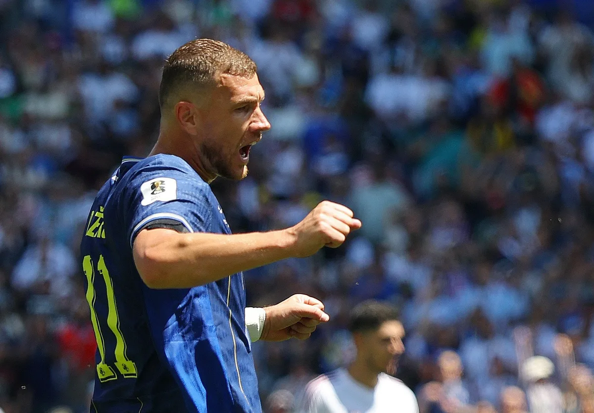 Dzeko anuncia aposentadoria da seleção da Bósnia; despedida será contra a Suécia