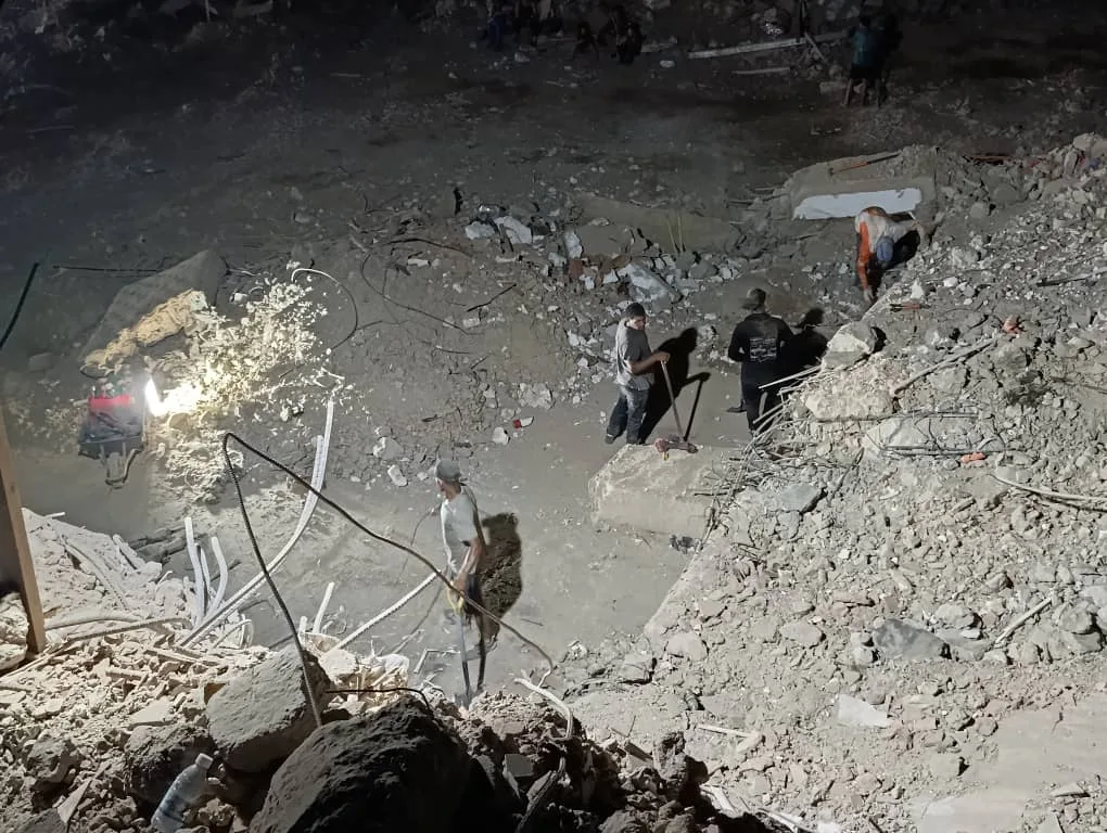 Ni la noche hace retroceder a quienes tienen a sus familiares sepultados por las ruinas en las Opppe de playa Los Cocos
