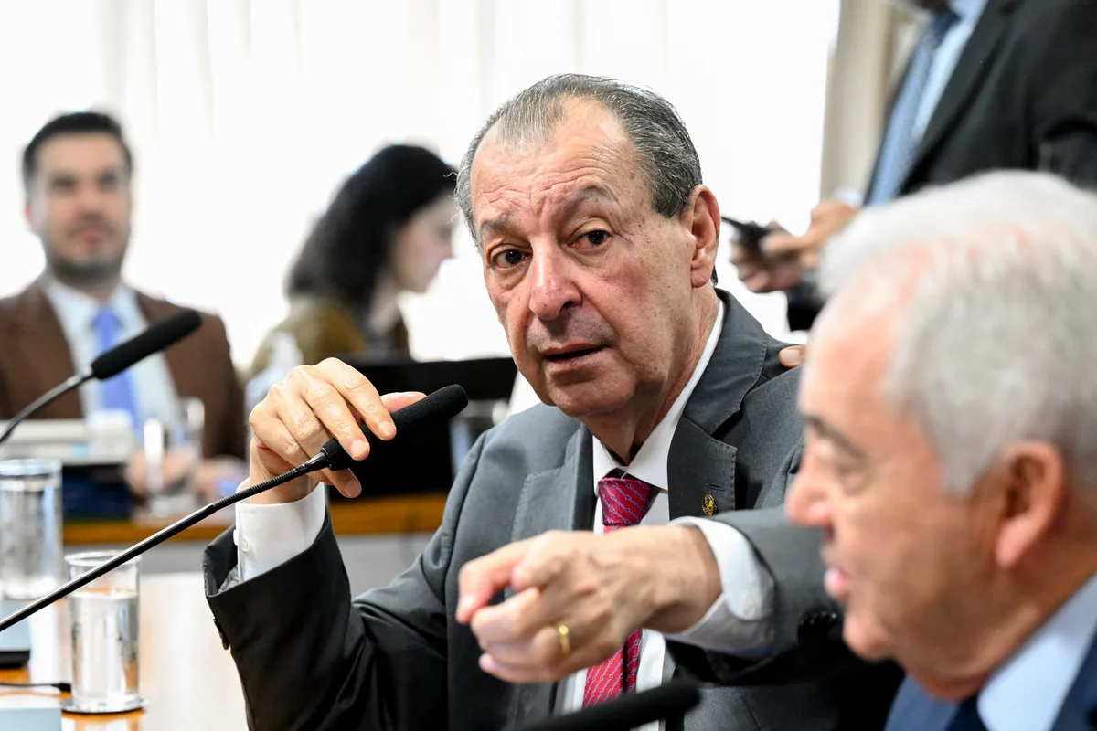 CCJ do Senado aprova fim da escala 6×1
