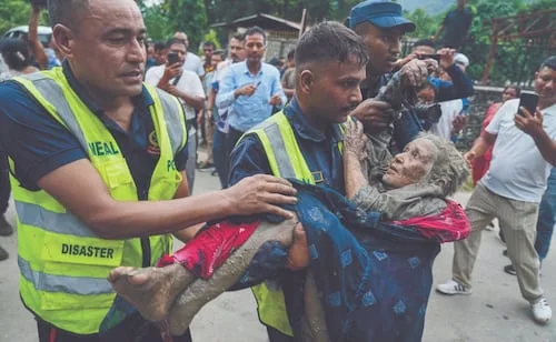 Nepal sube a 538 los fallecidos por riada; rescata a 117 turistas extranjeros de la zona cero