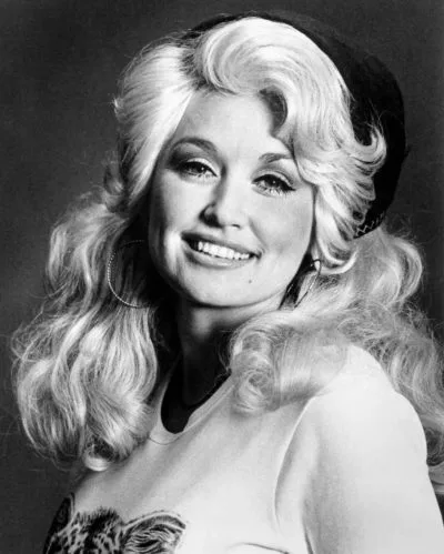 Sobrinha de Dolly Parton revela por que cantora manteve diagnóstico de câncer em segredo CNN comete gafe ao noticiar morte de Dolly Parton e exibe foto de sósia (Foto: Getty)