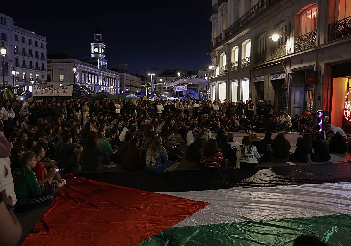 Colectivos de okupas, apoyo a Hamás, 'hackers' y anarcoecologistas toman la acampada: «Quieren que ardan las calles»