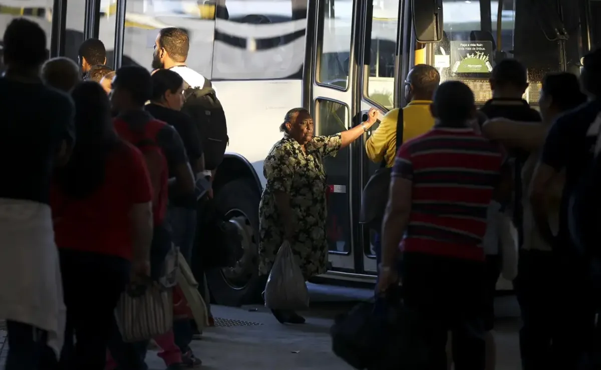 Idosos podem ganhar passagem de ônibus grátis mesmo com renda de até 6 salários mínimos, prevê Projeto de Lei na Câmara