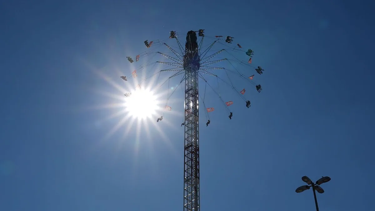 Retter im Großeinsatz: Menschen hängen im Kettenkarussell auf Hamburger Dom fest