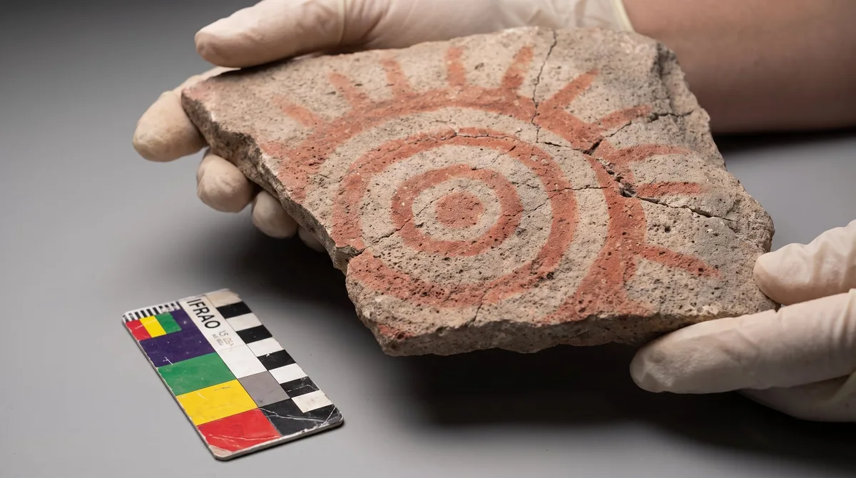 Una placa pintada de 4.000 años en Indonesia revela cómo viajaban los símbolos de los primeros navegantes del Pacífico