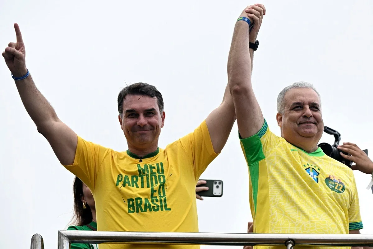 Aliados comemoram calma e postura de Flávio em entrevista, mas apontam deslizes