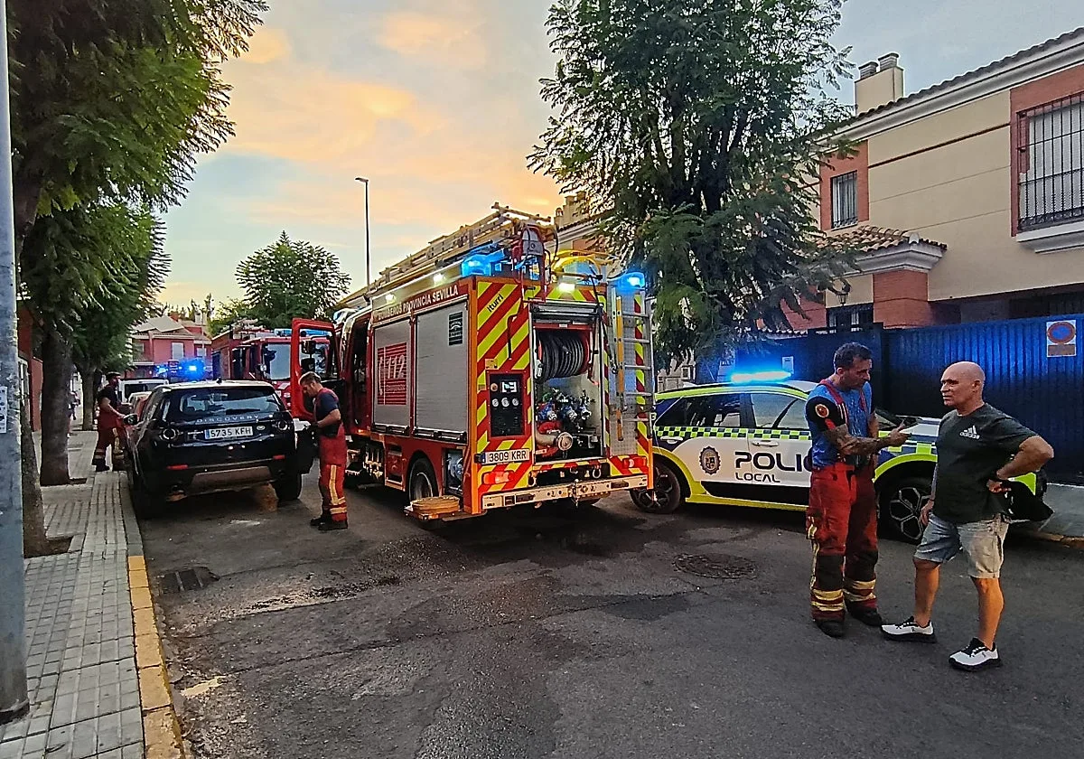 Desalojan un bloque de pisos junto a la estación de metro de San Juan Alto por un incendio en una vivienda