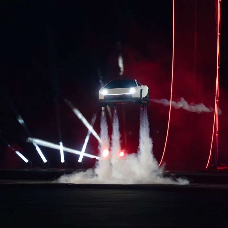 Actualité : “Finalement, le futur a bien des voitures volantes” : avec SpaceX, Tesla fait quitter le sol à son nouveau Roadster