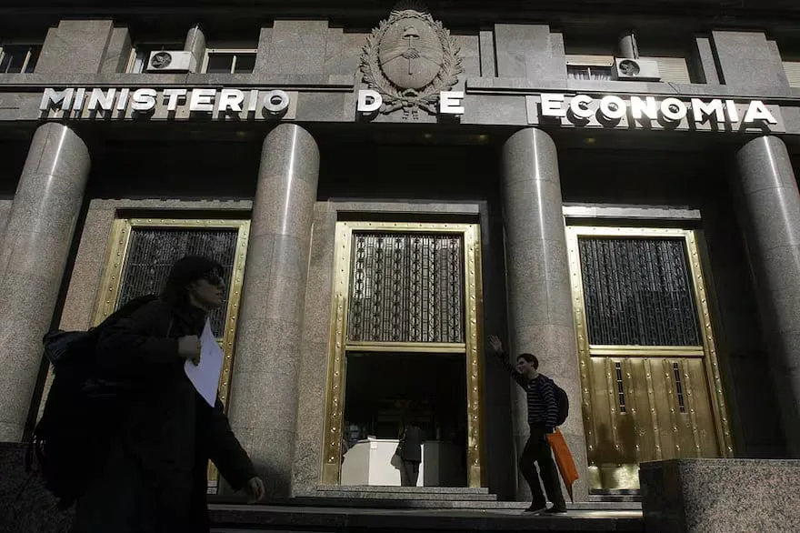 El Gobierno renovó toda la deuda que le vence en pesos y bajó la tasa fija