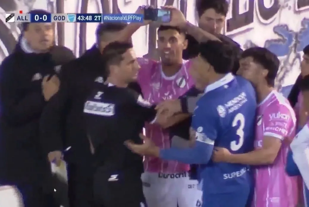 En Floresta, Nicolás Lamolina cobró un penal que no fue para Godoy Cruz, los jugadores de All Boys le mostraron un celular y revirtió la medida