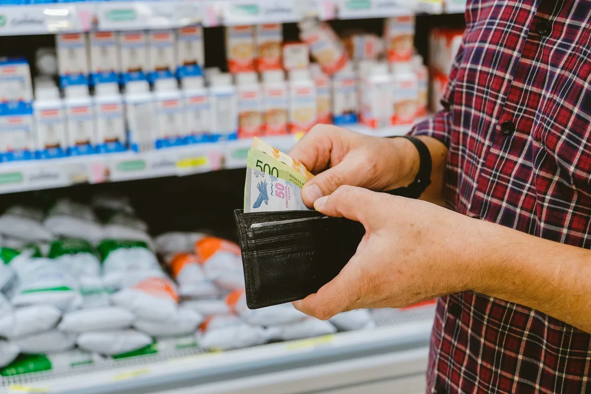 Los salarios registrados le ganaron a la inflación en junio, pero siguen rezagados en el año
