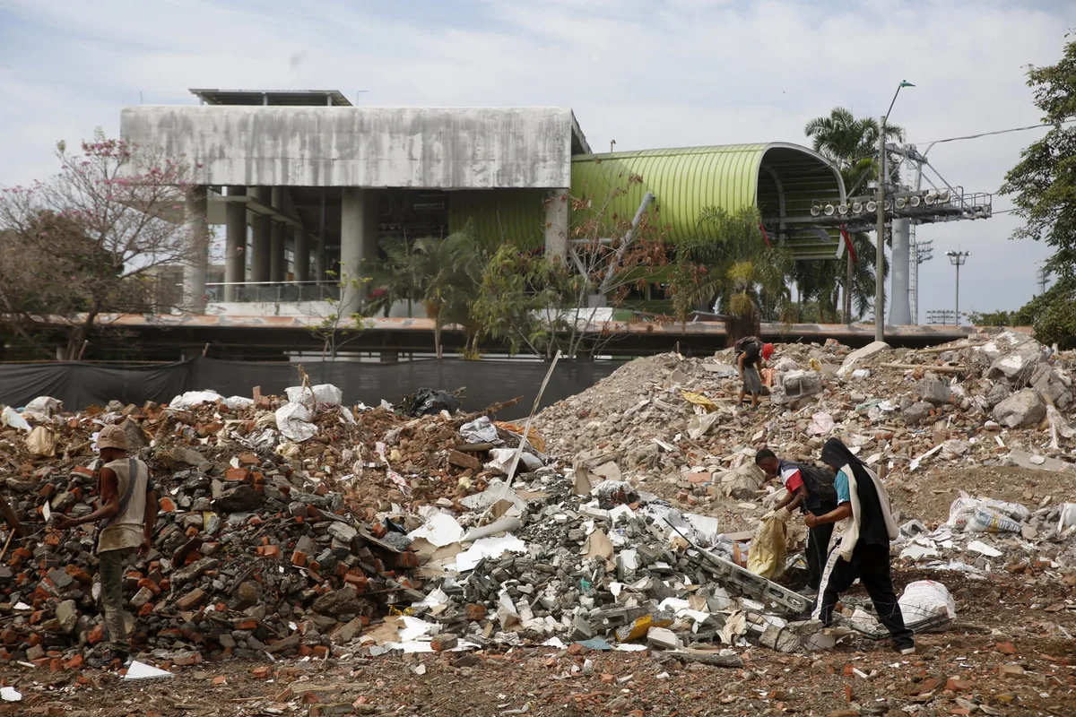 Abelardo de la Espriella dona su primer salario a dos hogares geriátricos afectados por terremoto