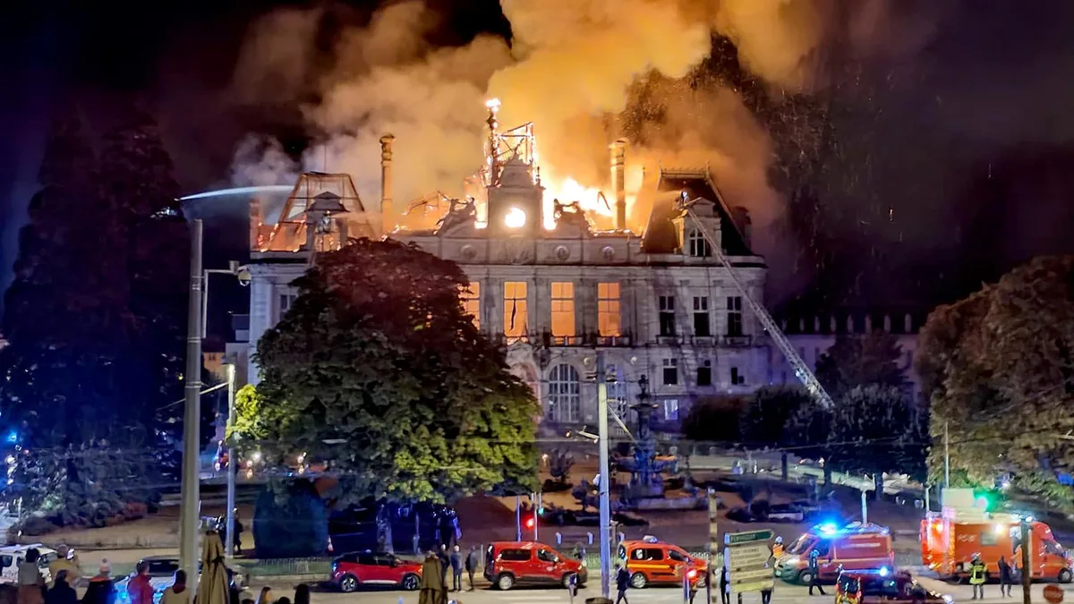17 octobre : à Limoges, les images de l’effondrement du clocher de l’hôtel de ville datant de 1883
