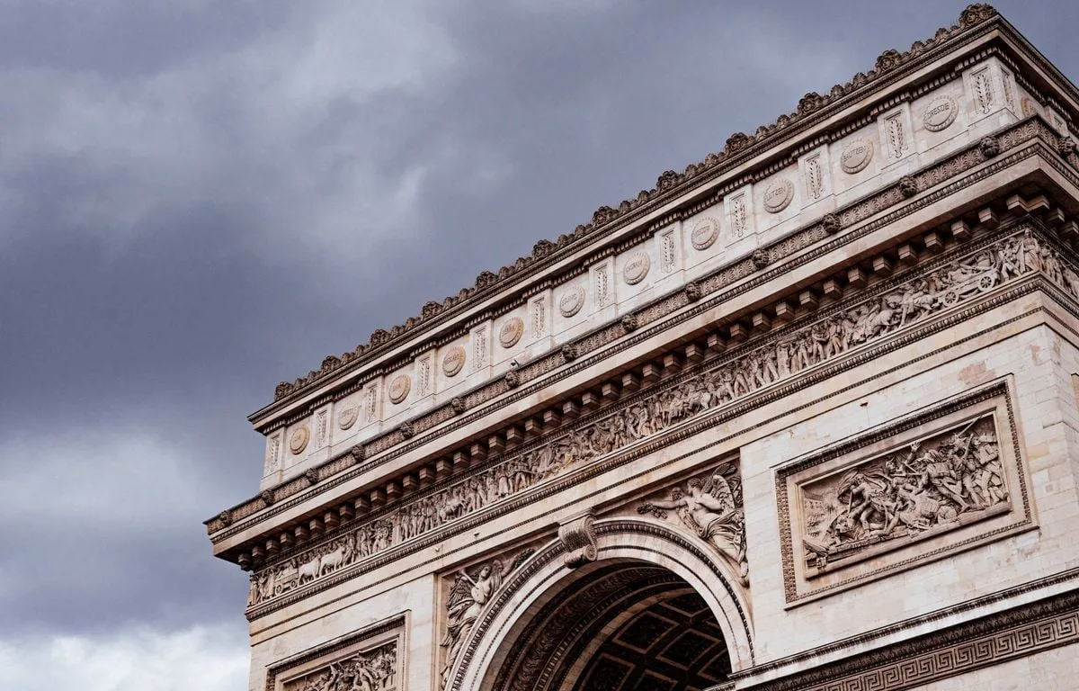 Paris : Un jeune de 22 ans meurt en se jetant du haut de l’Arc de Triomphe