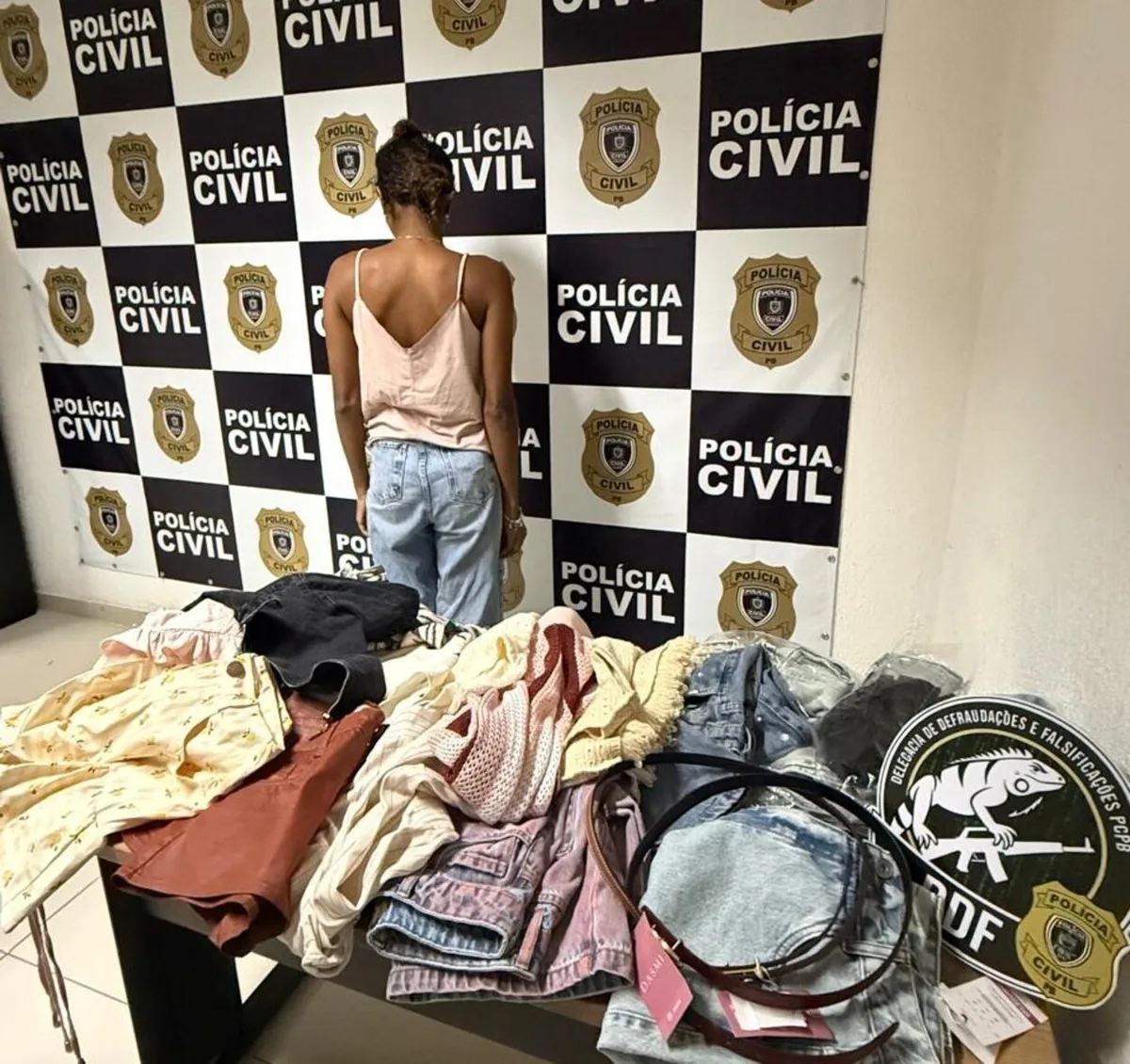 Mulher é presa suspeita de aplicar golpes em loja de roupas, em João Pessoa