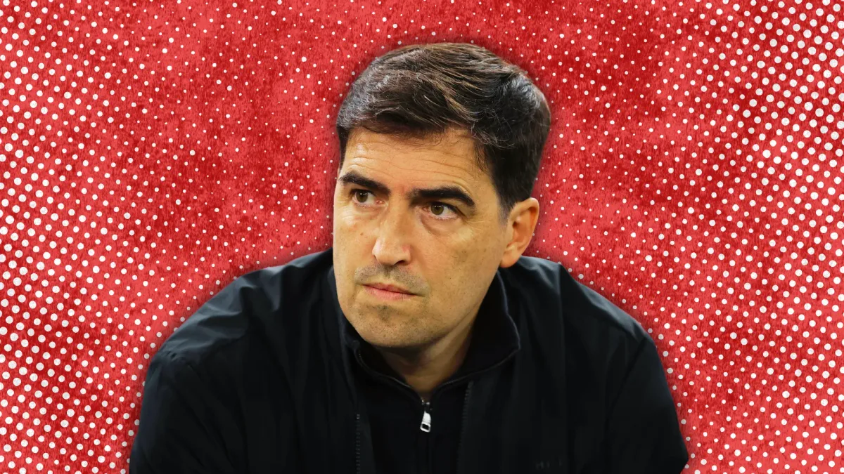 Diagnóstico de Iraola expõe problema do Liverpool e aumenta cobrança sobre os atacantes