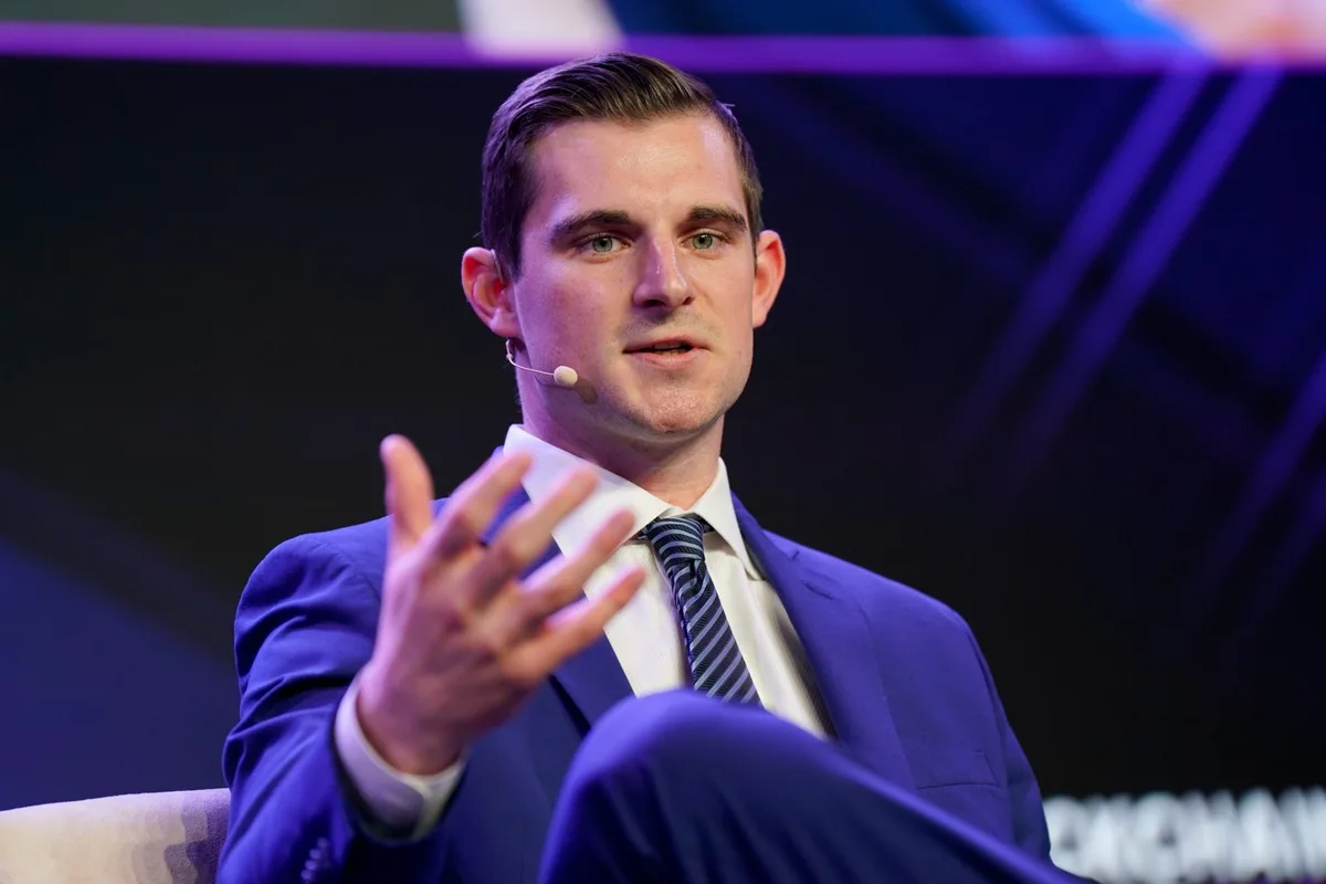 Trump’s former top crypto advisor faces scrutiny over allegations his firm accepted millions from Tether while he shaped key stablecoin law