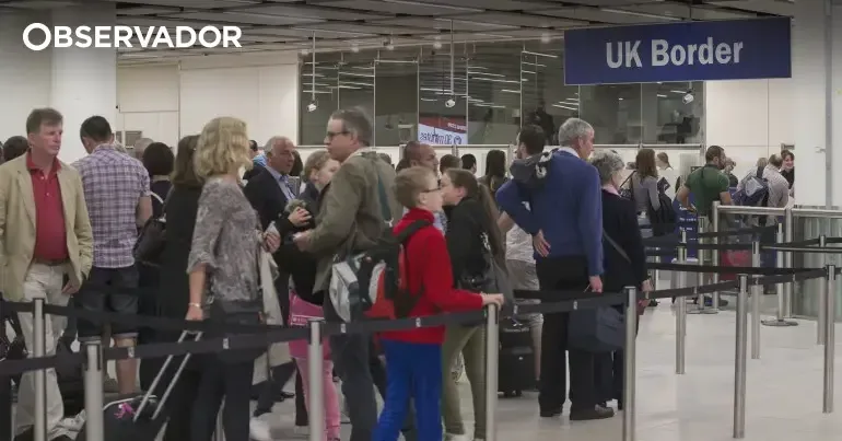 Mulher britânica confundida com gémea retida em Espanha