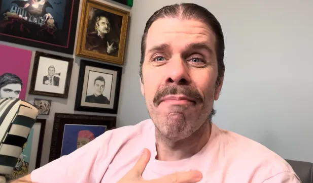Após automutilação, Perez Hilton preocupa amigos com fala sobre Katy Perry em hospital Perez Hilton foi hospitalizado após apresentar comportamentos preocupantes em uma live (Foto: Getty)