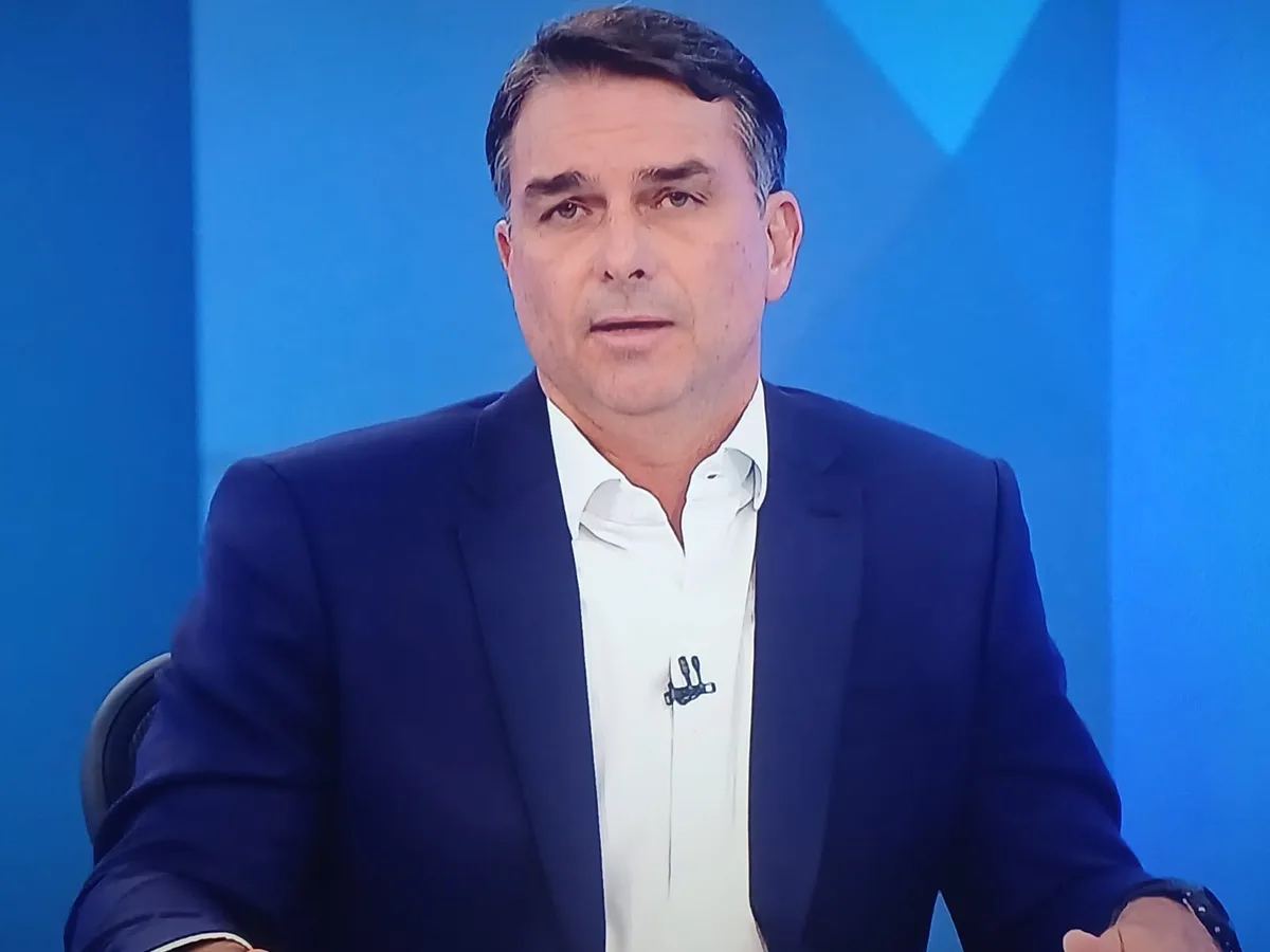 O que estava escrito na mão de Flávio Bolsonaro na sabatina da Globo?