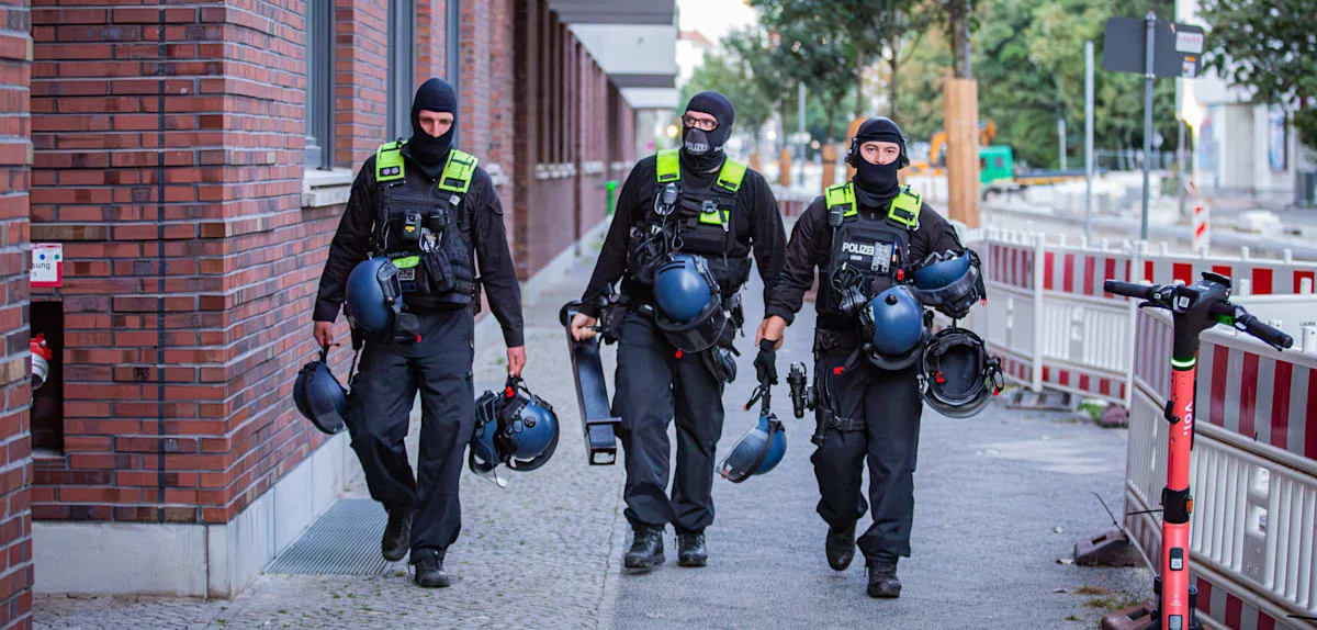 Sie sollen ihr Opfer misshandelt haben – Großrazzia gegen Erpresser-Bande