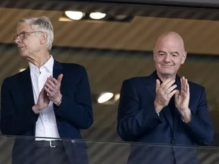 Football. Après avoir pris ses distances avec Infantino, Arsène Wenger pressenti pour lui succéder à la tête de la Fifa