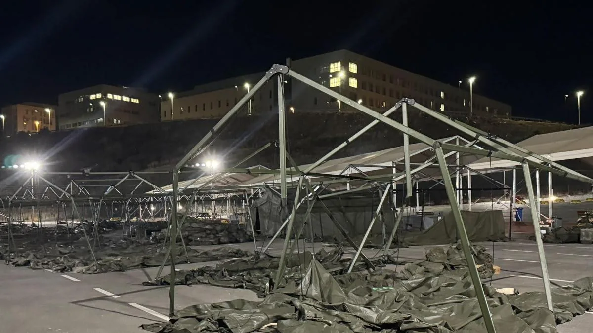 El viento tumba las tiendas militares del nuevo espacio para acoger inmigrantes en Ceuta