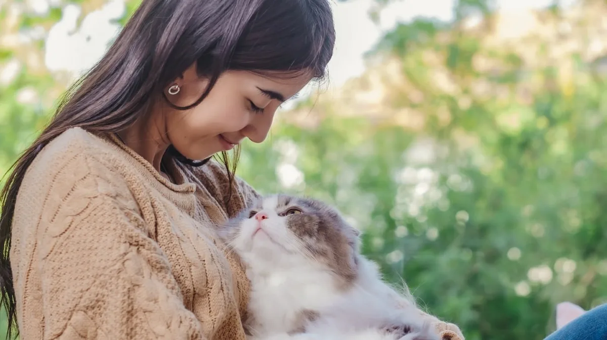 Expertos en comportamiento felino explican: “Los gatos eligen a su persona favorita de la casa y lo demuestran de estas 5 maneras”