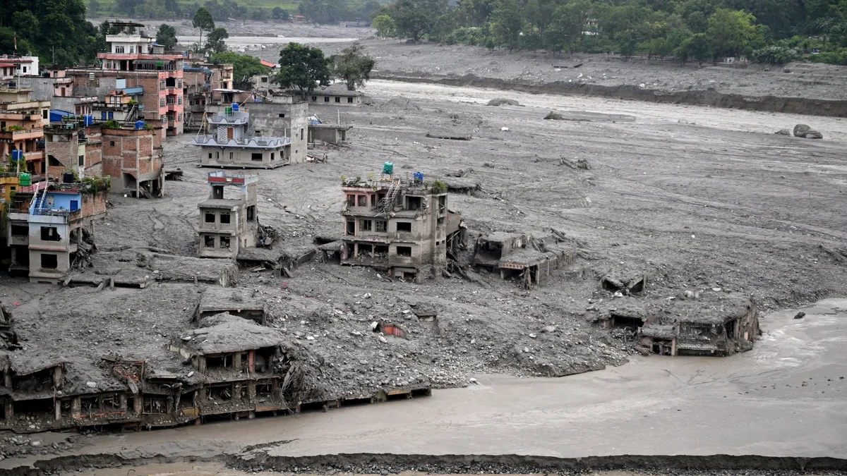 Crue au Népal et au Tibet: plus de 950 morts, les secours à la recherche de milliers de disparus
