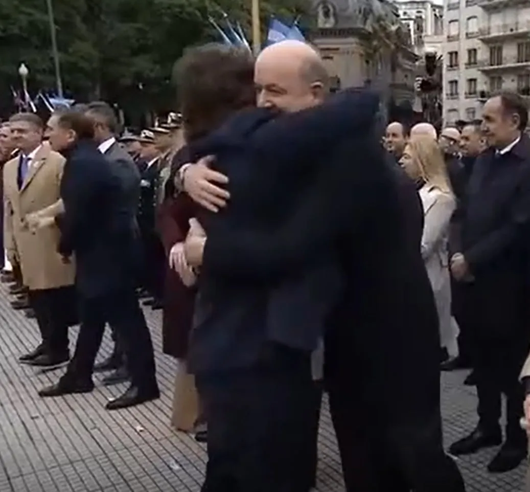 El fuerte abrazo de Milei a Sturzenegger en el acto por San Martín