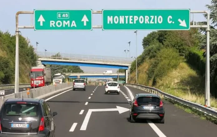 Un matrimonio recorrió 100 kilómetros por una ruta italiana con su hijo muerto en el auto