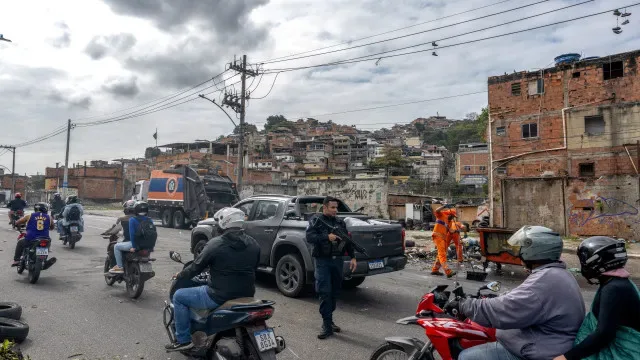 Brasil. Autocarros usados como barricadas para travar operação contra CV