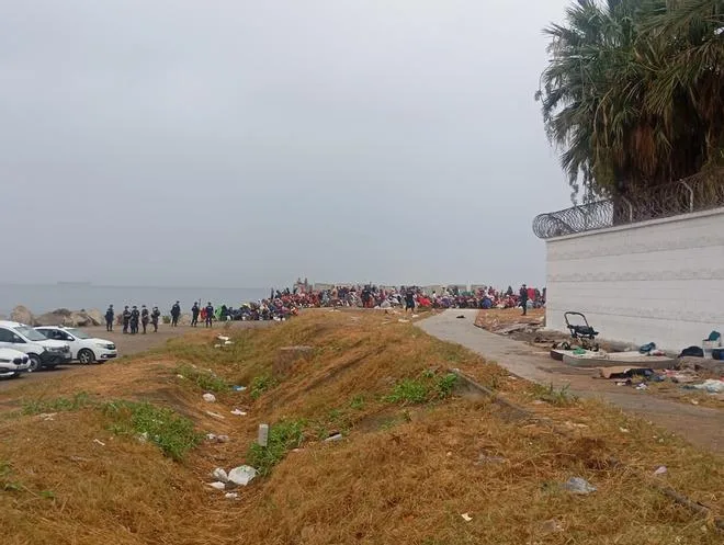 La Policía desaloja la playa de El Trampolín de Ceuta para reanudar las labores de limpieza