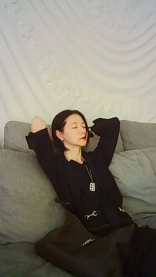 '55세' 이영애, 소파에 앉아 눈 감았을 뿐인데…깡마른 몸매와 턱선 '눈길'