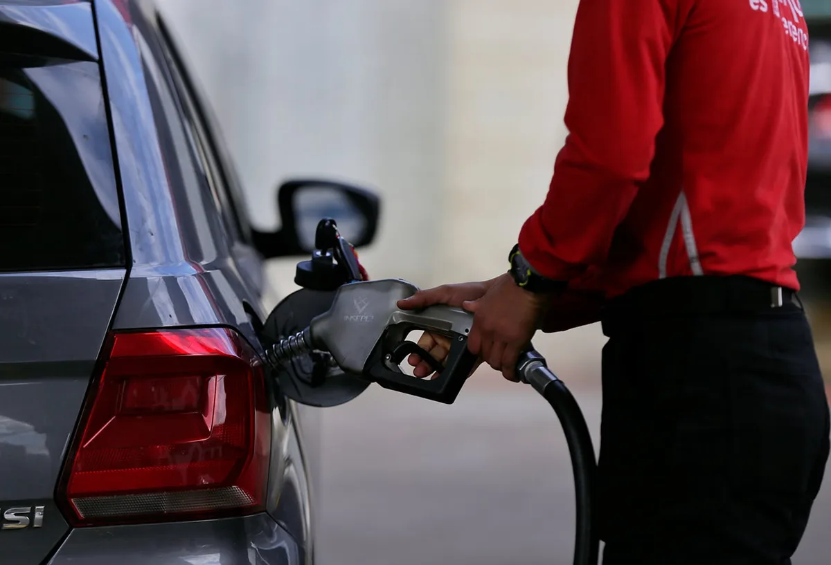 Gobierno nacional frenó el aumento del precio de la gasolina y el Acpm durante septiembre: así quedarán los costos