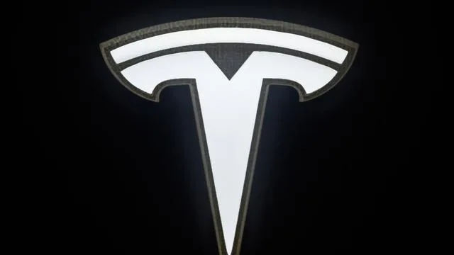 Musks Flugauto: Tesla zeigt Sportwagen mit Raketendüsen