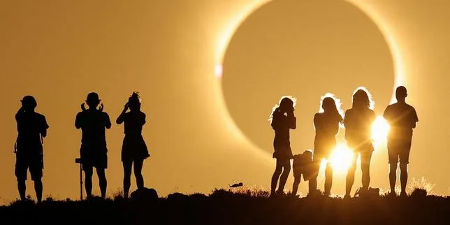 Eclipse solaire : les photos de ce rare spectacle qui a émerveillé des millions de personnes à travers le monde