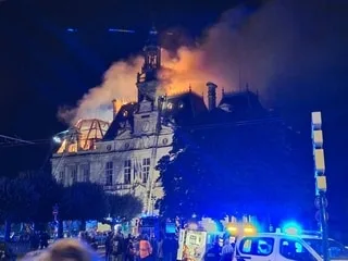 Manifestations du 17 octobre : l’hôtel de ville de Limoges ravagé par un incendie, quinze gardes à vue en cours