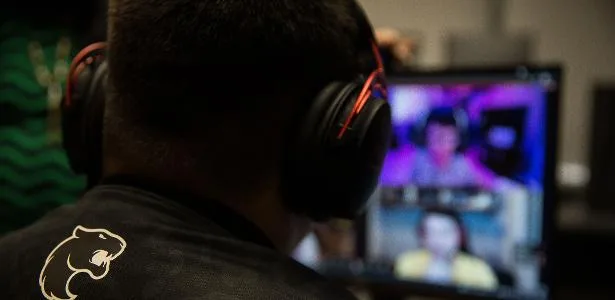 O que é a FURIA, equipe de eSports cuja camiseta Flávio Bolsonaro usou